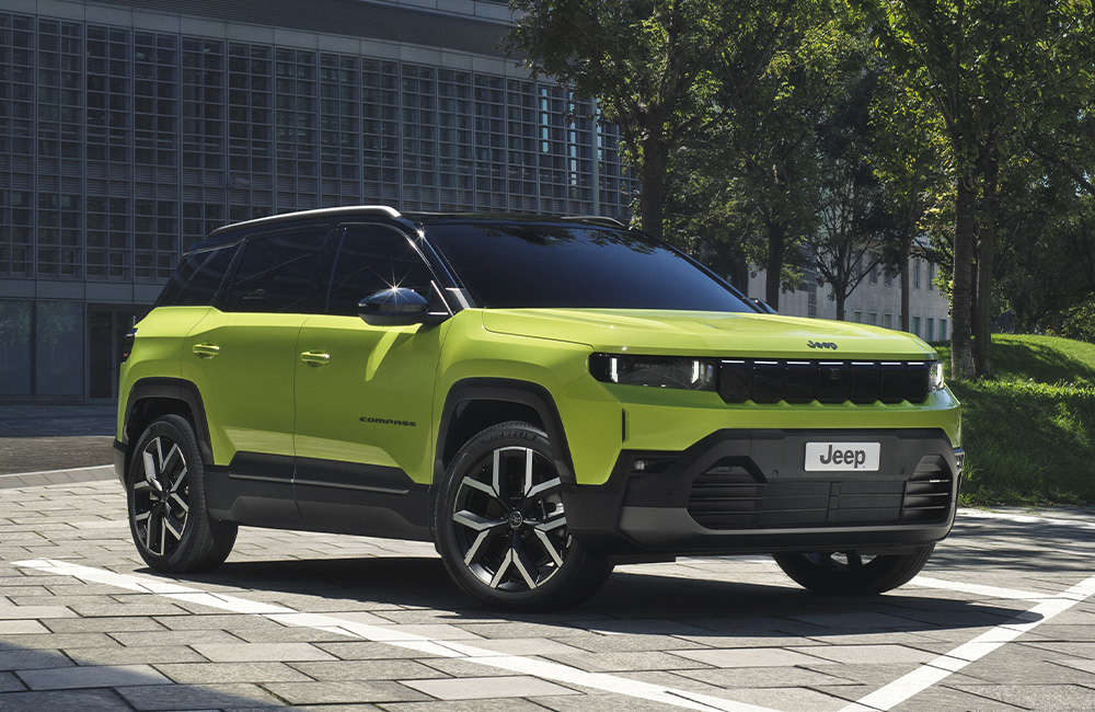 Jeep Compass e-Hybrid на галявині у сосновому лісі