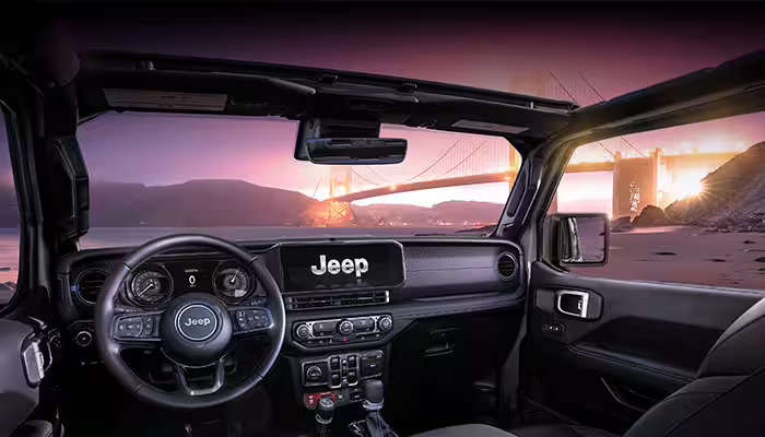 Jeep Wrangler, вигляд із салону звідкритим дахом увечері на природі