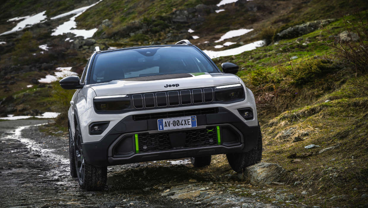 Jeep Avenger 4xe Hybrid білого кольору на слизькій дорозі в горах