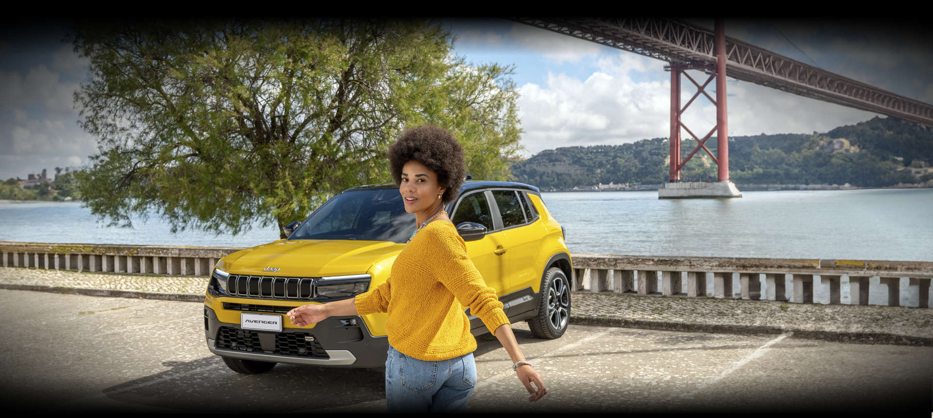 Молода дівчина перед Jeep Avenger на набережній у місті