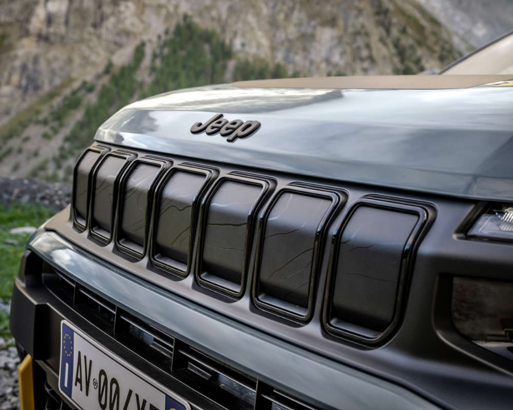 Jeep Avenger 4xe The North Face Edition, радіаторна решітка з сімома прорізами