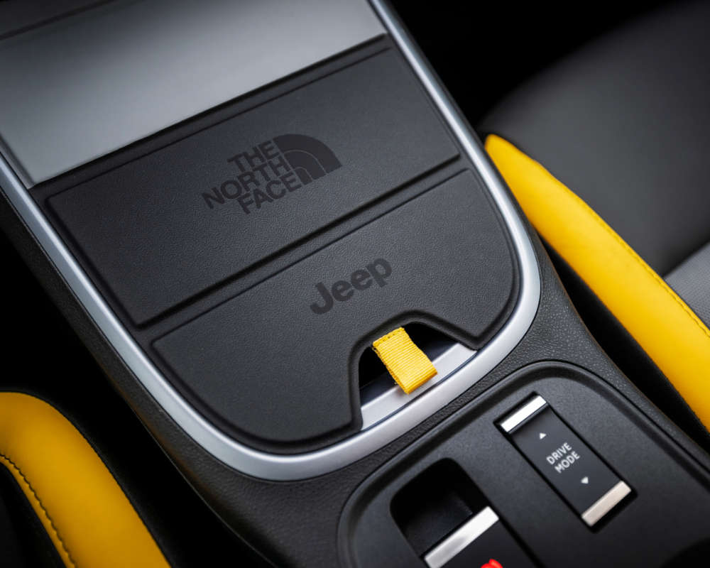 Інтерʼєр салону Jeep Avenger 4xe The North Face, особлива накладка