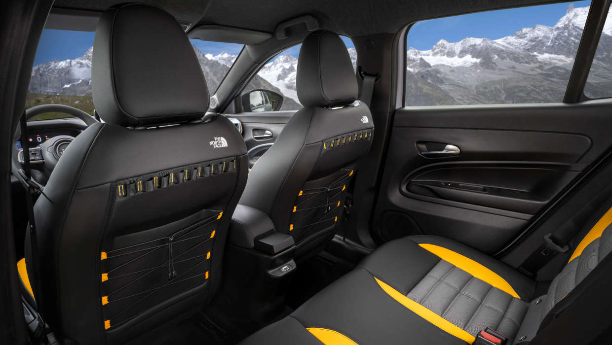 Екслюзивні сидіння у салоні Jeep Avenger 4xe The North Face