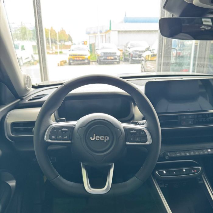 Jeep Avenger e-Hybrid 1,2 л АКПП-6 Summit