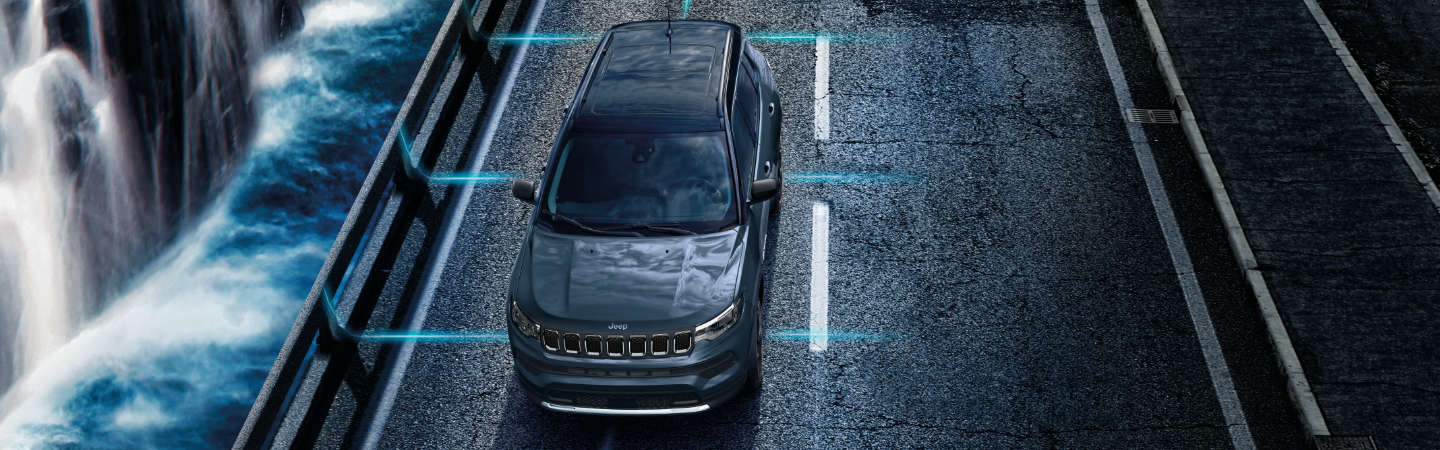 Jeep Compass на дорозі, вигляд зверху