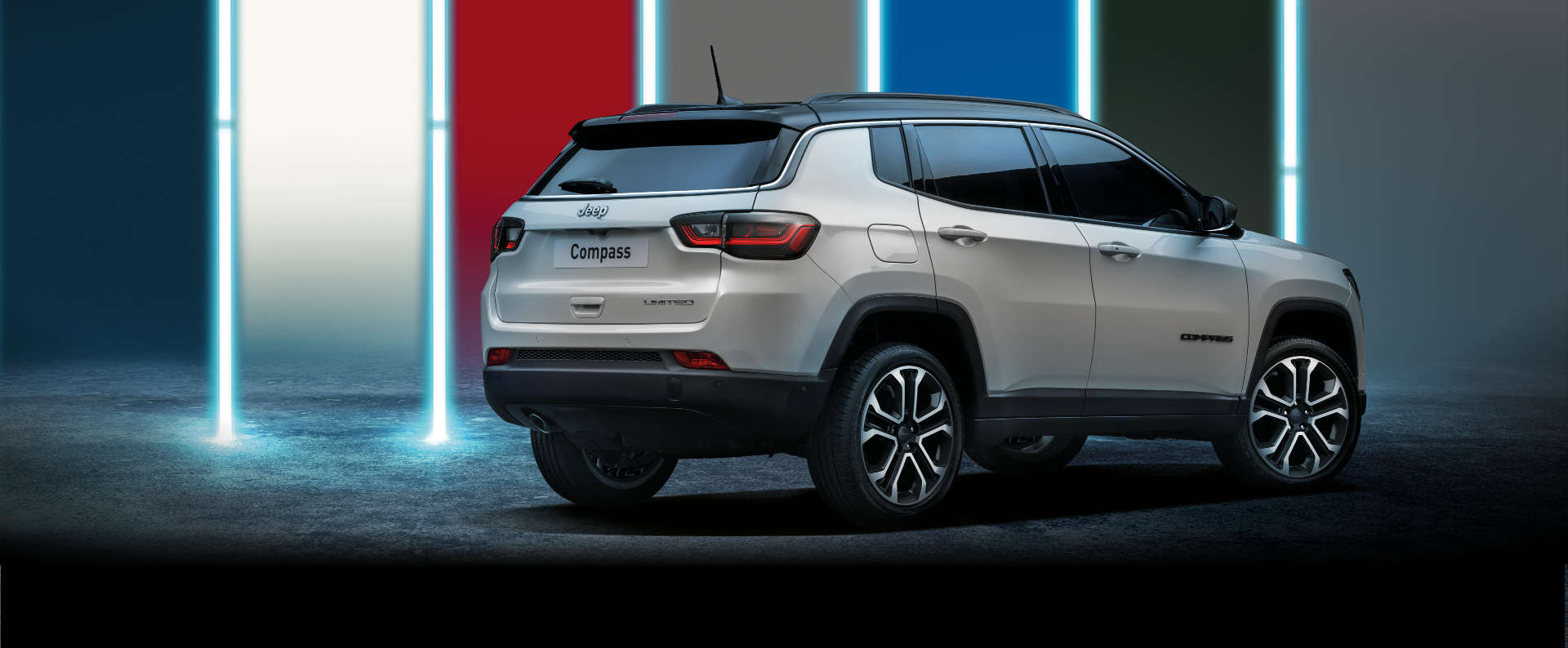 Jeep Compass, біля неонової стіни