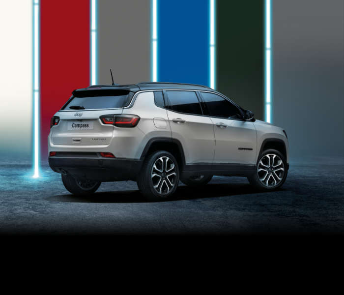 Jeep Compass, біля неонової стіни