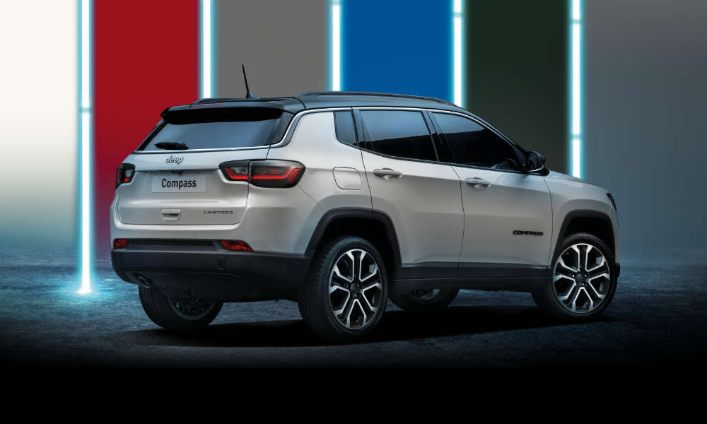 Jeep Compass, біля неонової стіни