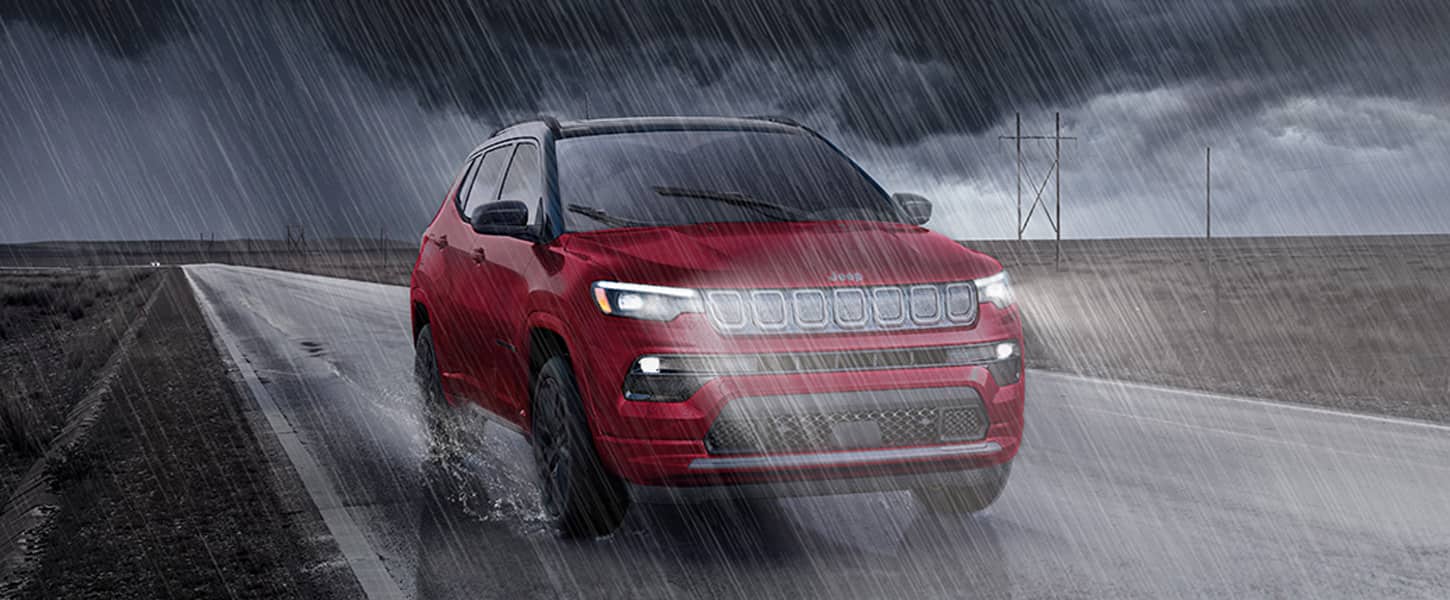 Jeep Compass, на дорозі в дощ