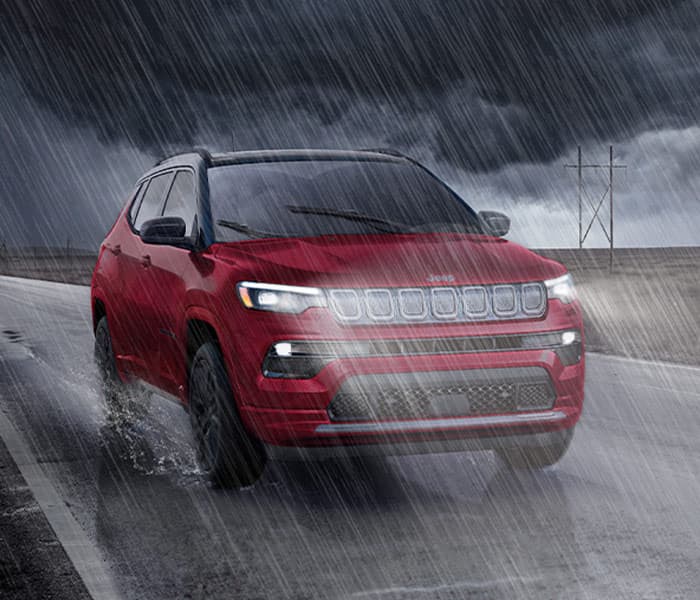 Jeep Compass, на дорозі в дощ