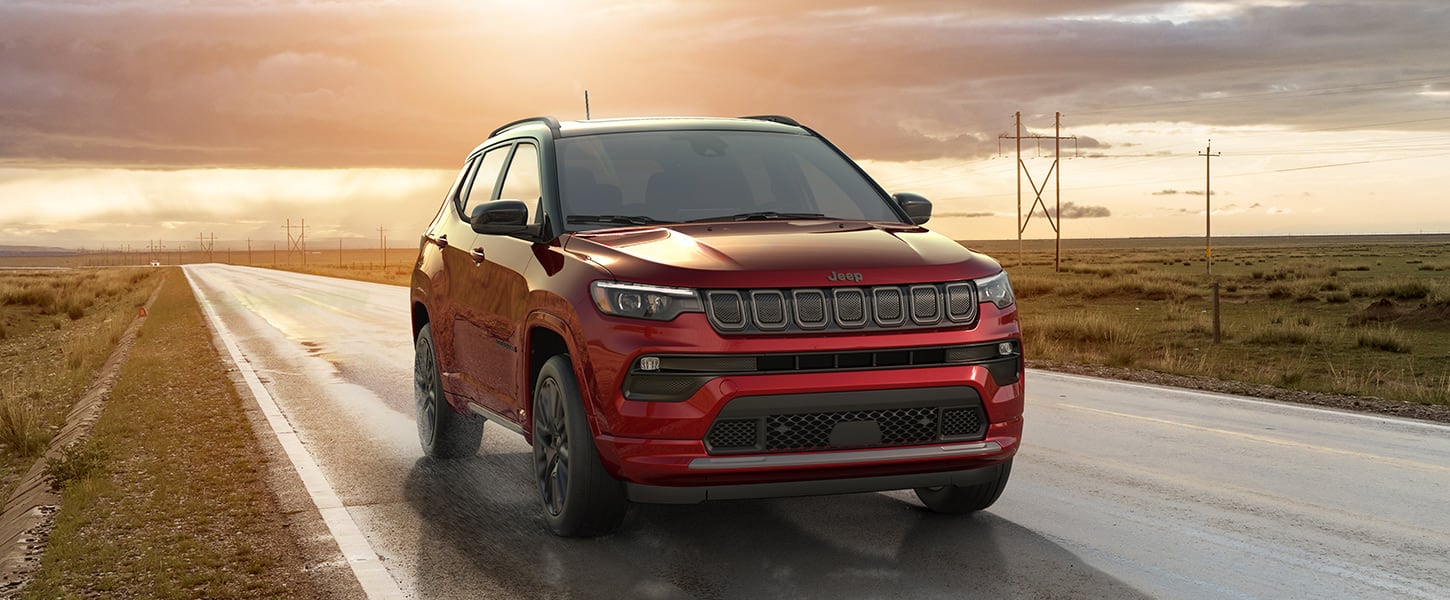 Jeep Compass, на дорозі в сонячну погоду