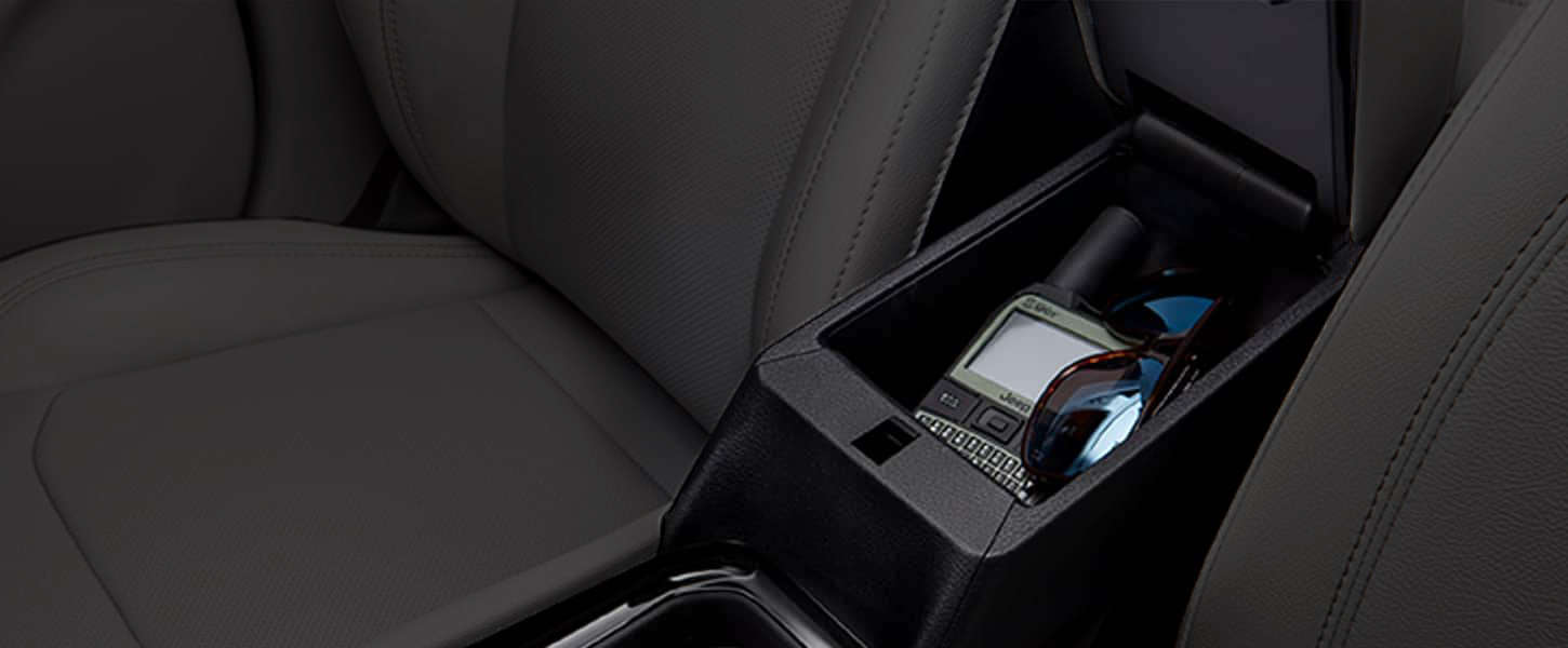 Jeep Compass, кришка підлокітника піднята